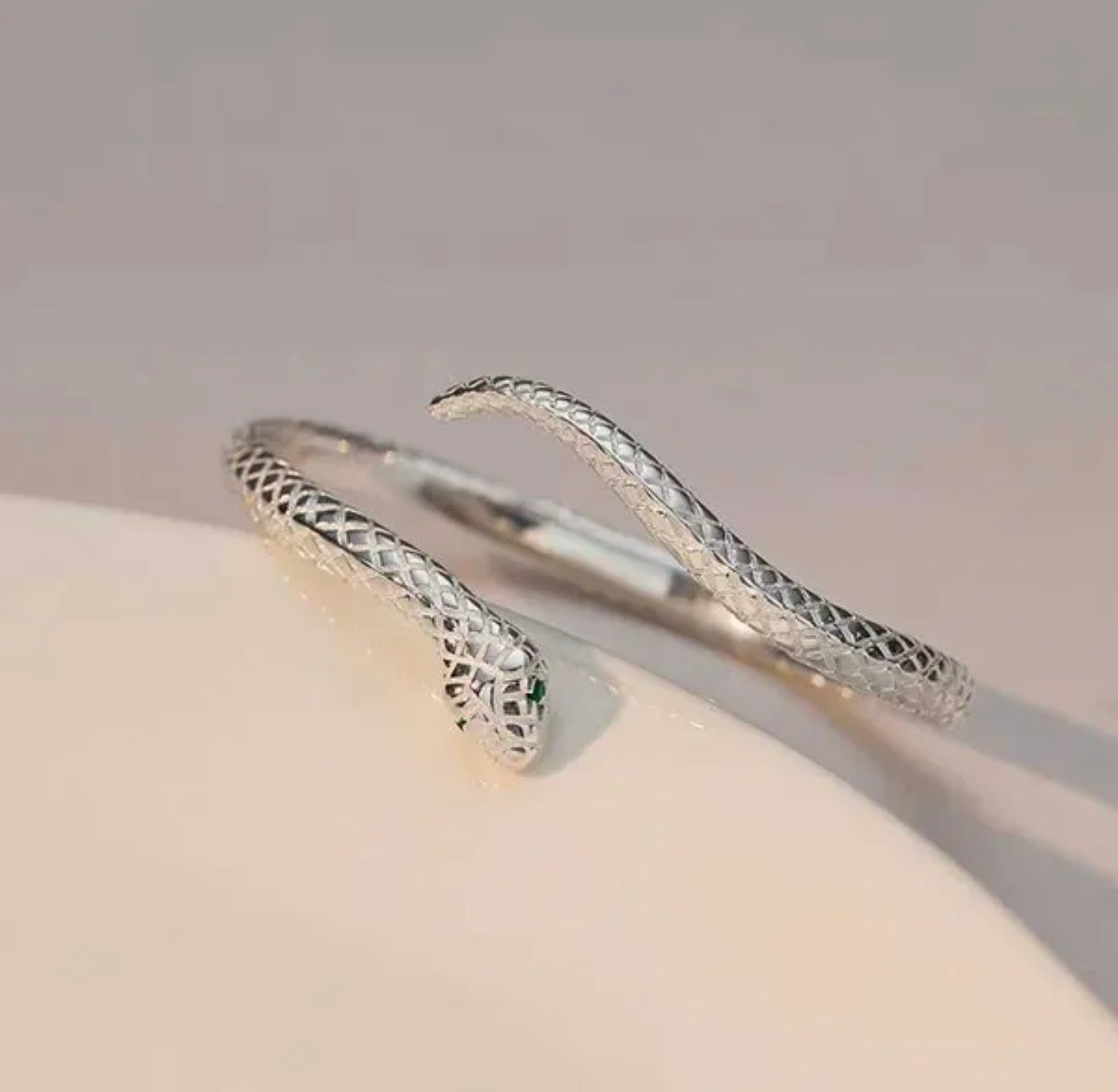 Bracciale pregiato con ciondolo a forma di serpente