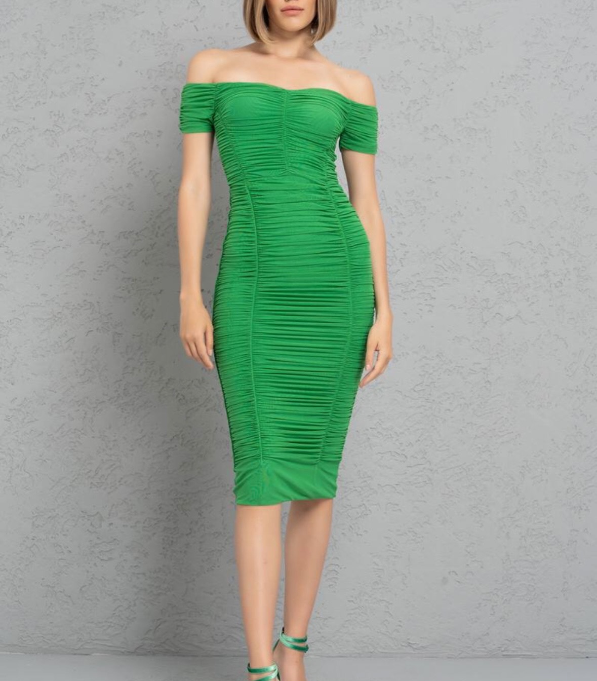 💚 Abito verde smeraldo con arricciature