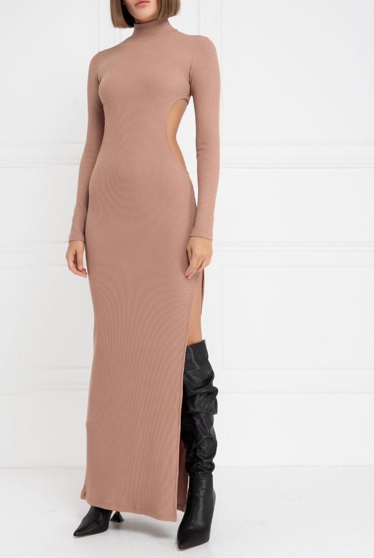 ✨ Abito Lungo con Cut-Out Laterali e Spacco ✨